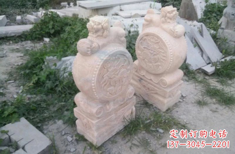 广西晚霞红狮子门墩石雕
