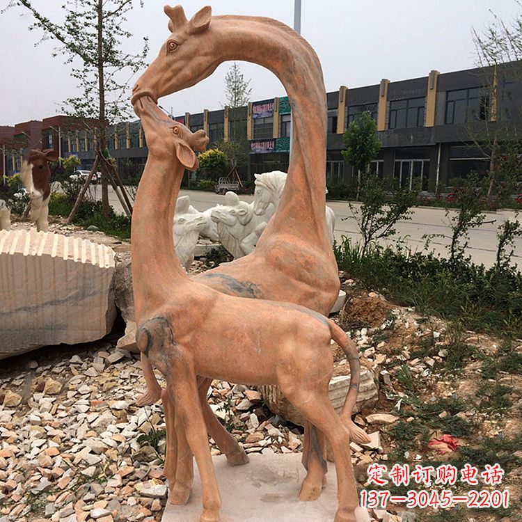 广西晚霞红石雕长颈鹿-校园公园母子亲情景观雕塑