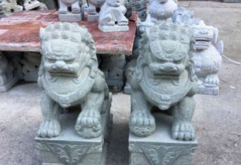 广西青石踩球狮子看门石雕，精致雕塑令门口更加精彩