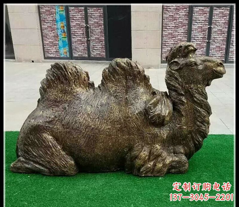 广西卧在草地的骆驼铜雕