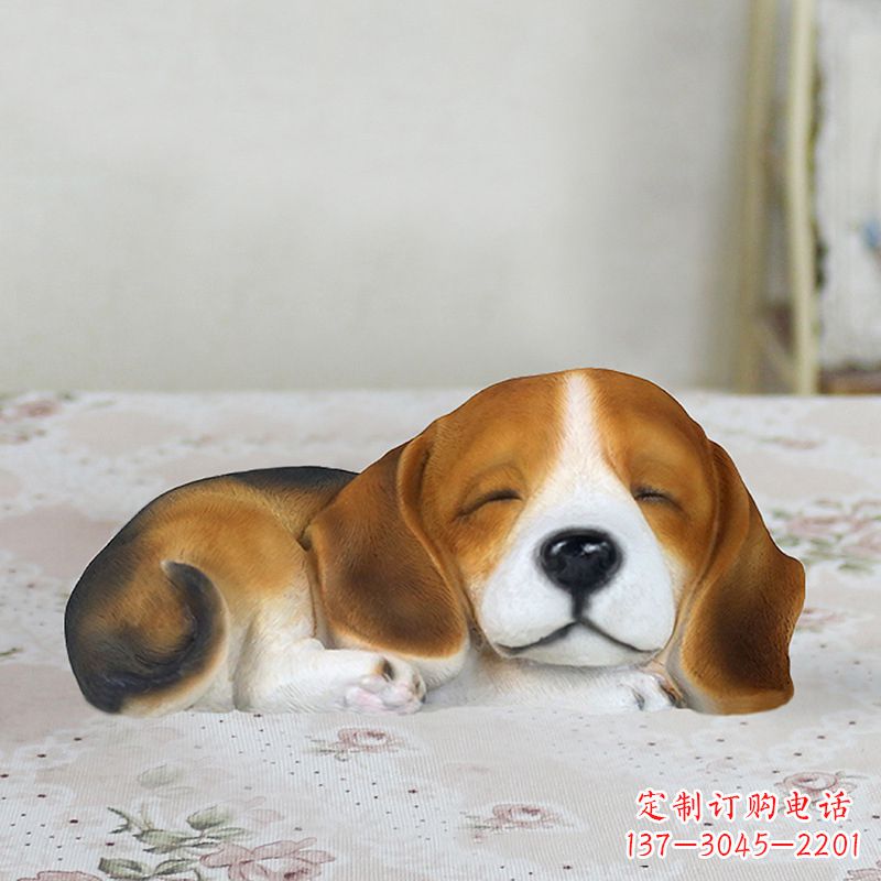 广西卧姿比格犬仿真雕塑,睡觉的小狗狗是内美陈动物雕塑摆件
