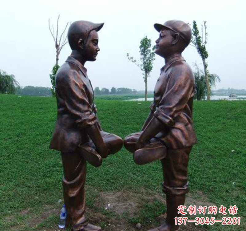 广西小孩斗鸡铸铜雕塑