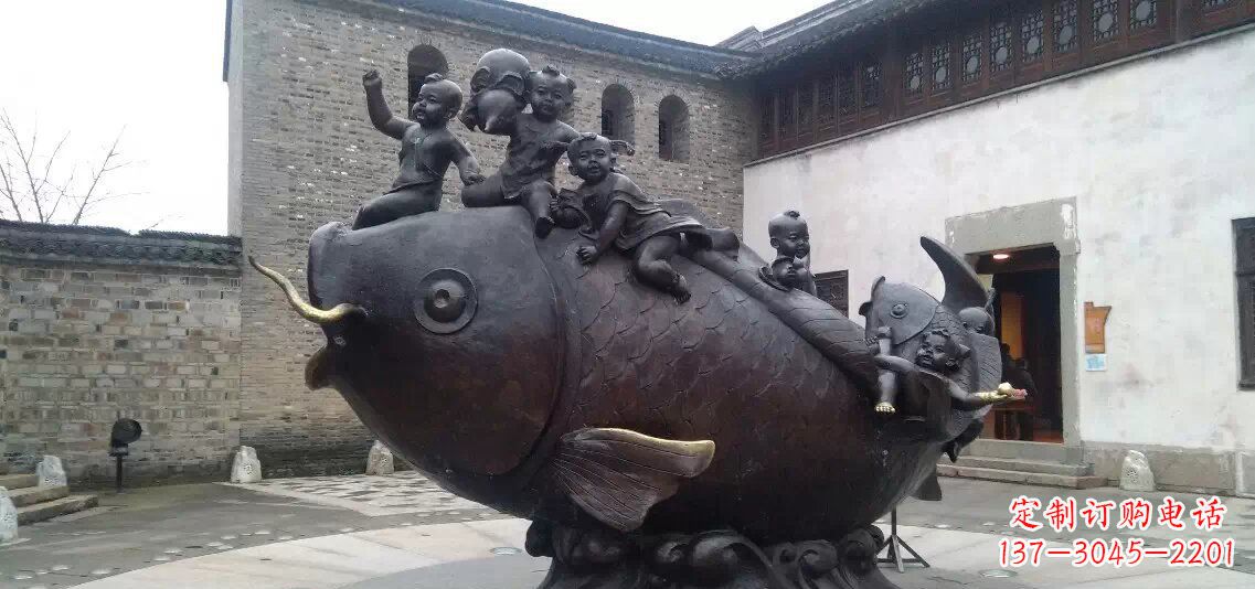 广西小孩骑鱼铜雕