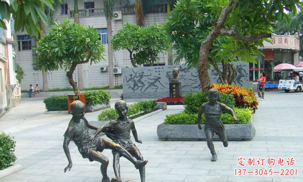 广西小孩踢足球铜雕