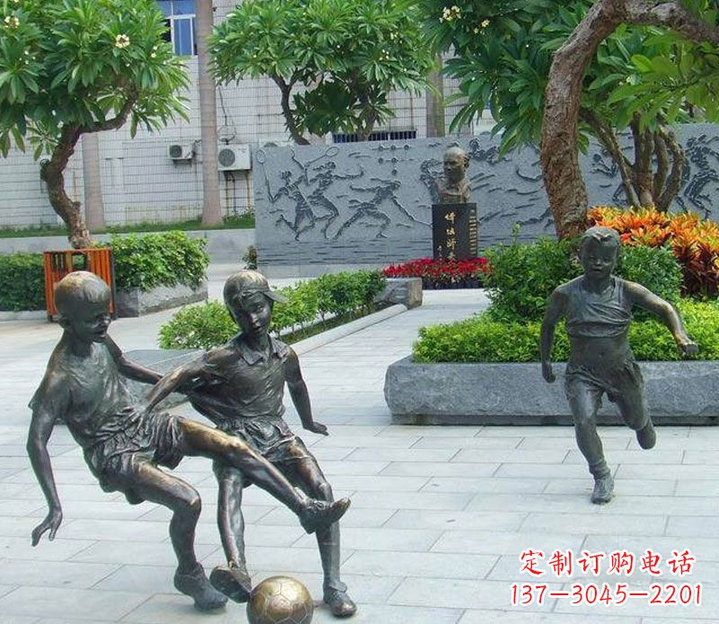 广西小孩踢足球公园景观铜雕