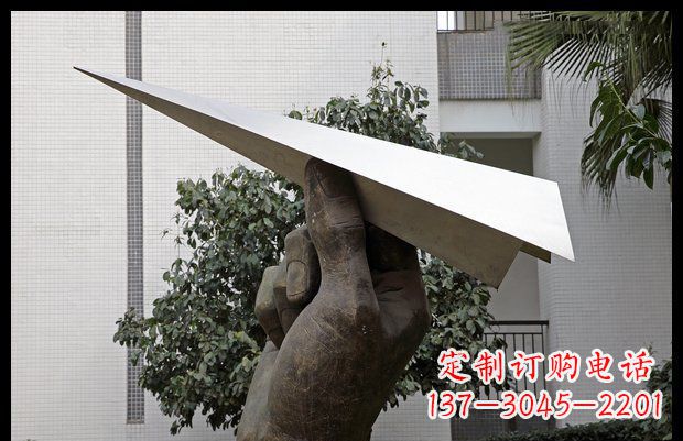 广西小区不锈钢手拿纸飞机雕塑