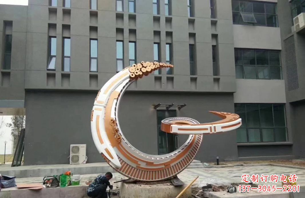 广西小区抽象不锈钢月亮雕塑