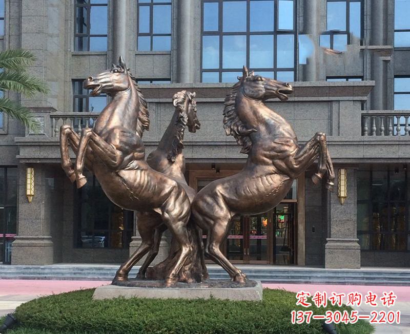 广西小区立马铜雕