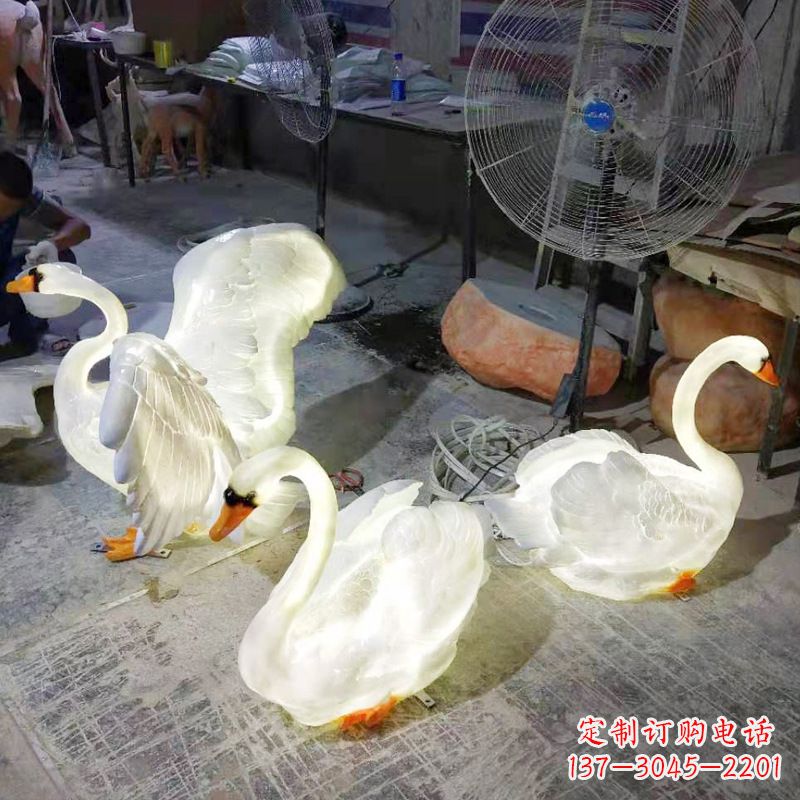 广西小区园林草坪发光天鹅景观雕塑摆件