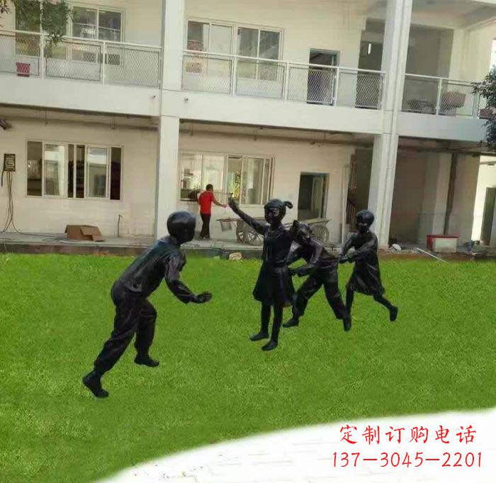 广西校园儿童玩老鹰捉小鸡铜雕