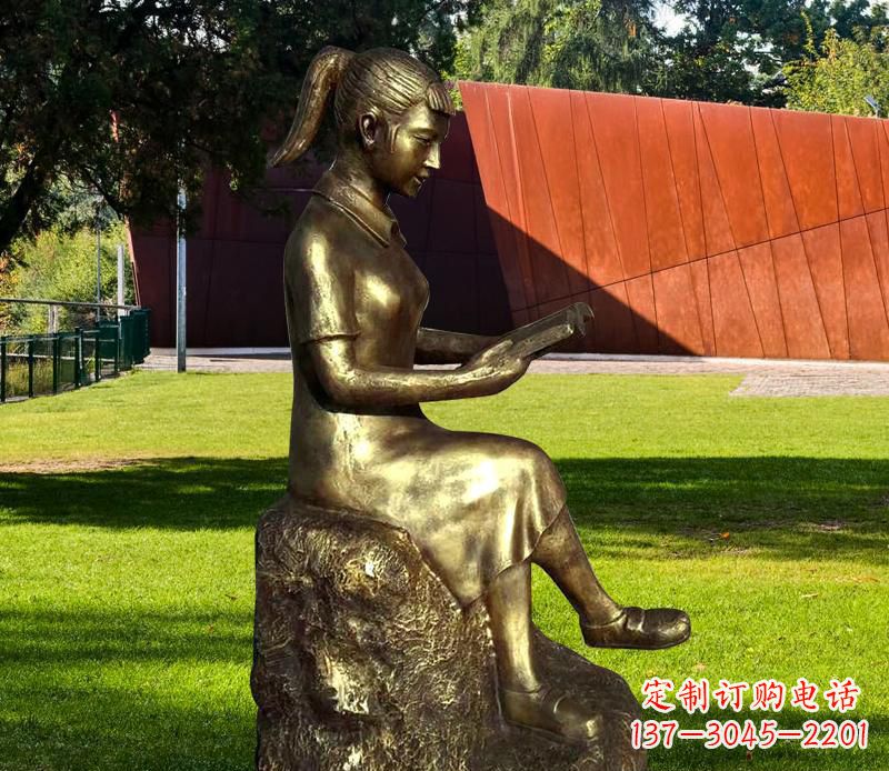 广西校园看书的女孩铜雕