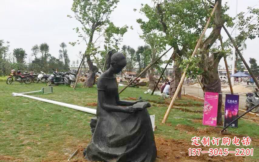 广西校园看书女孩雕塑