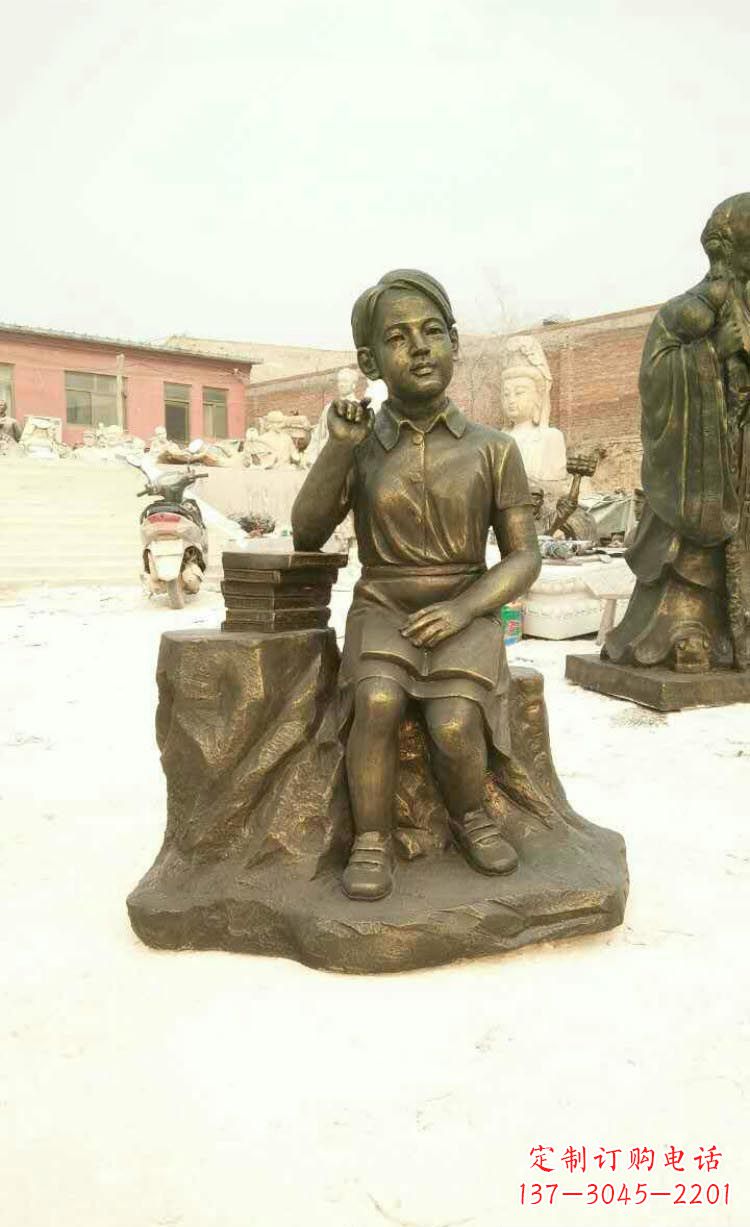 广西校园看书思考的学生铜雕
