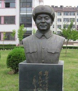 广西校园雷锋铜像