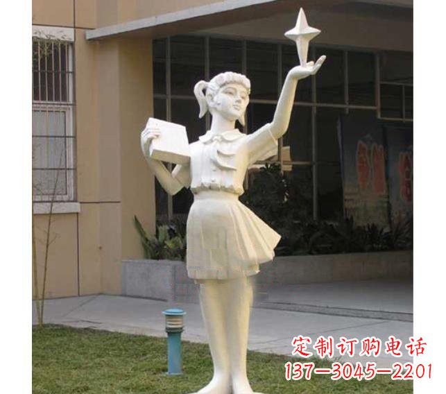 广西校园拿书本的小学生石雕