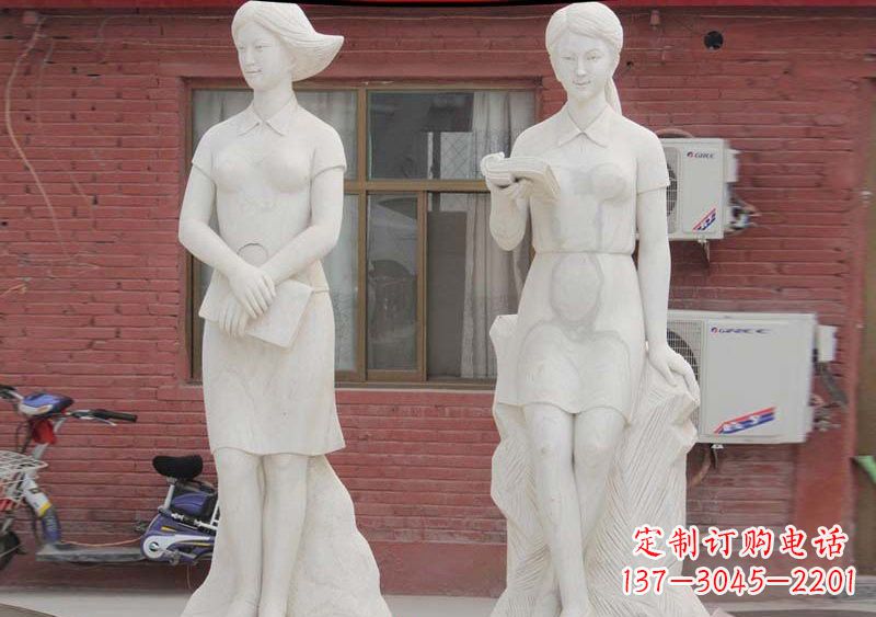 广西校园拿书本的学生石雕
