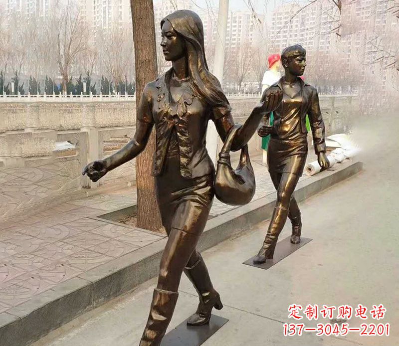广西行走的女人街边人物铜雕