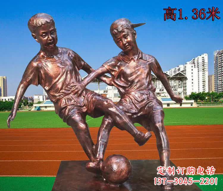 广西学校铜雕踢足球儿童