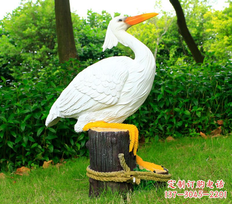 广西一男一女抱一只鸽子雕像
