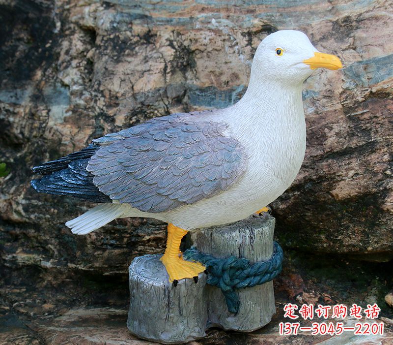 广西一手托鸽子 一手拿书本的雕塑像