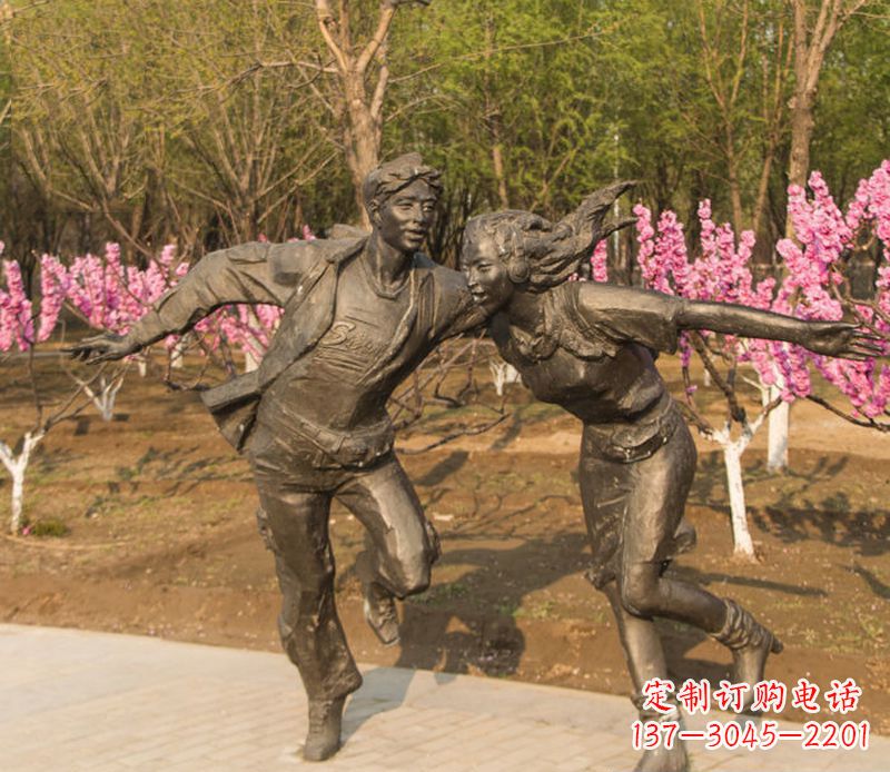 广西游玩的情侣铜雕