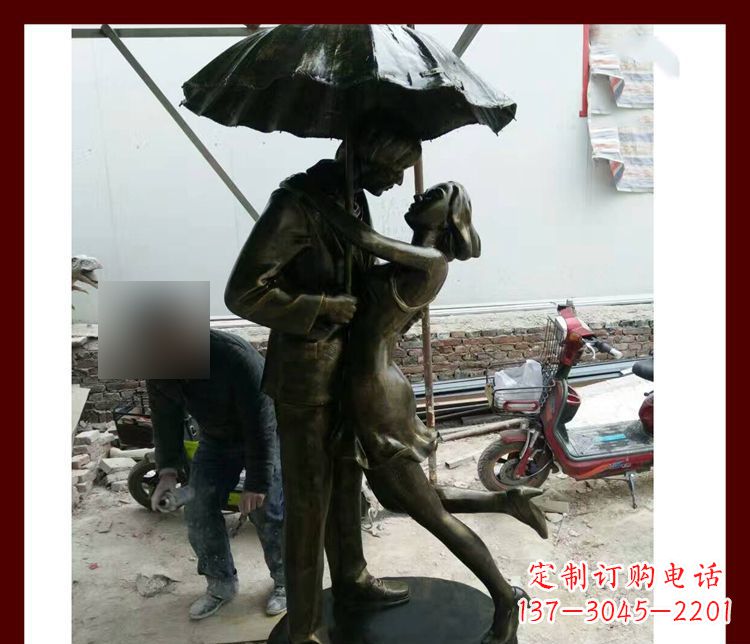 广西雨伞下拥抱的情侣铜雕