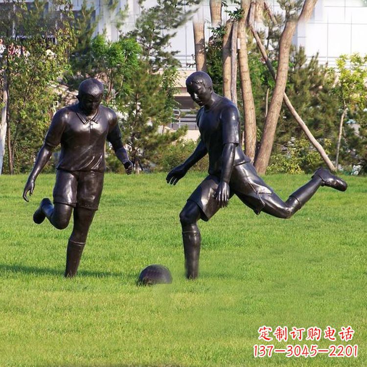 广西园林踢足球人物铜雕
