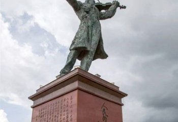 广西音乐家聂耳拉小提琴景观名人雕塑