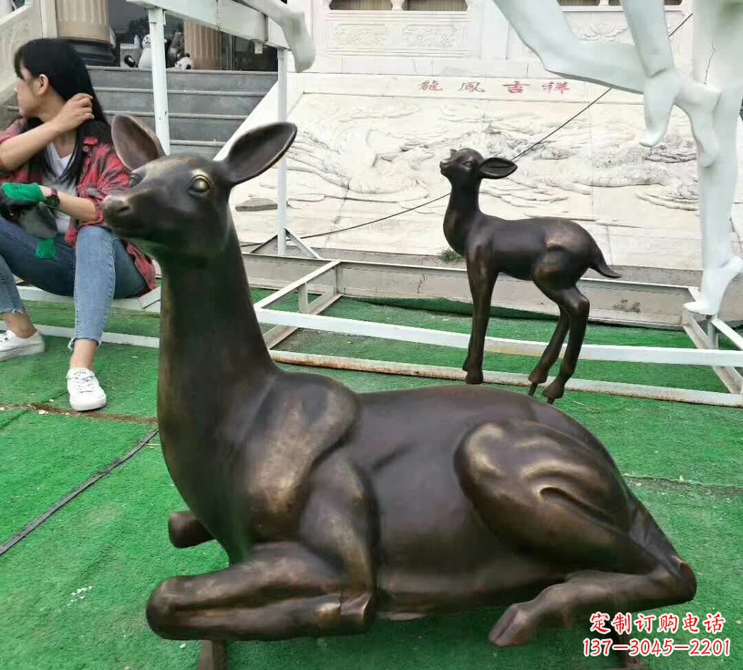 广西铸铜广场动物鹿雕塑