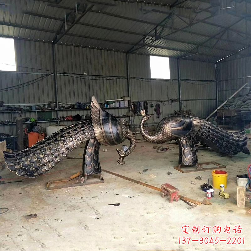 广西铸铜孔雀雕塑