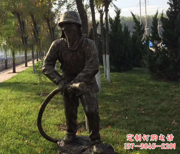 广西公园灭火的消防员铜雕