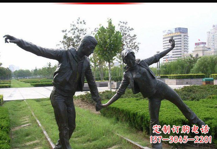 广西走铁轨的情侣铜雕