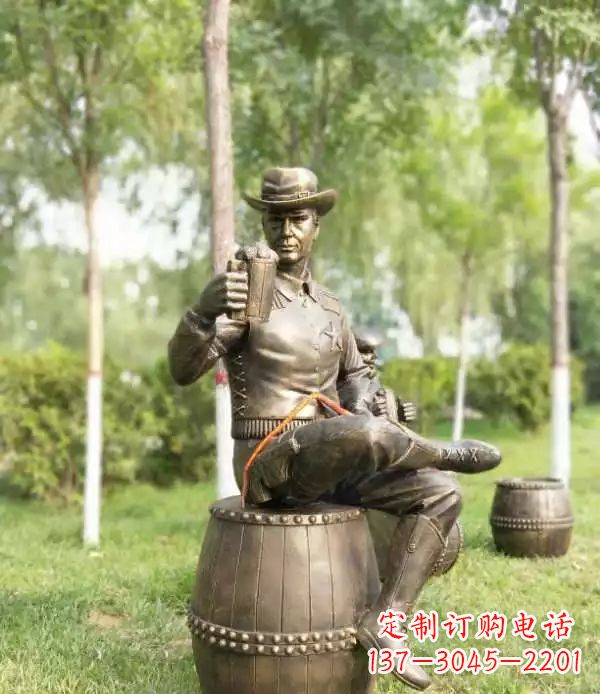 广西坐酒桶喝啤酒的牛仔铜雕