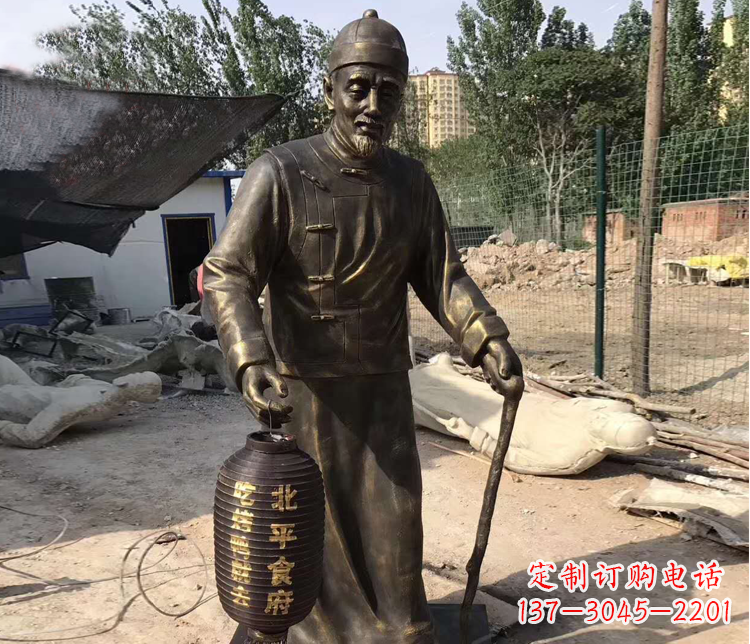 广西提灯笼的老人铜雕