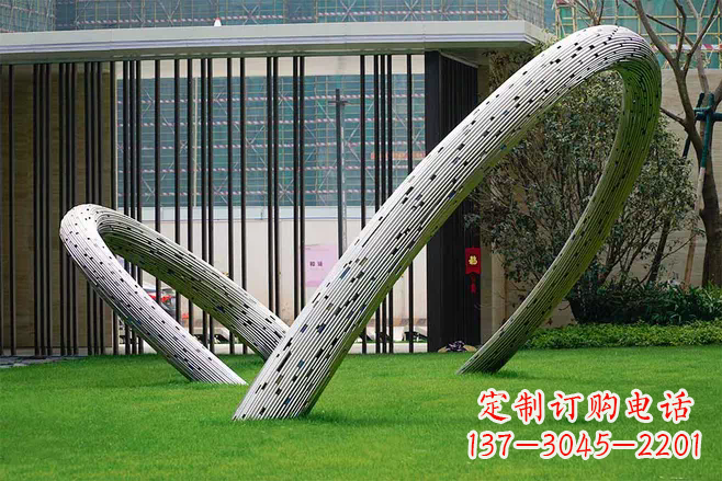 广西景观雕塑-酒店草坪创意不锈钢圆环景观雕塑