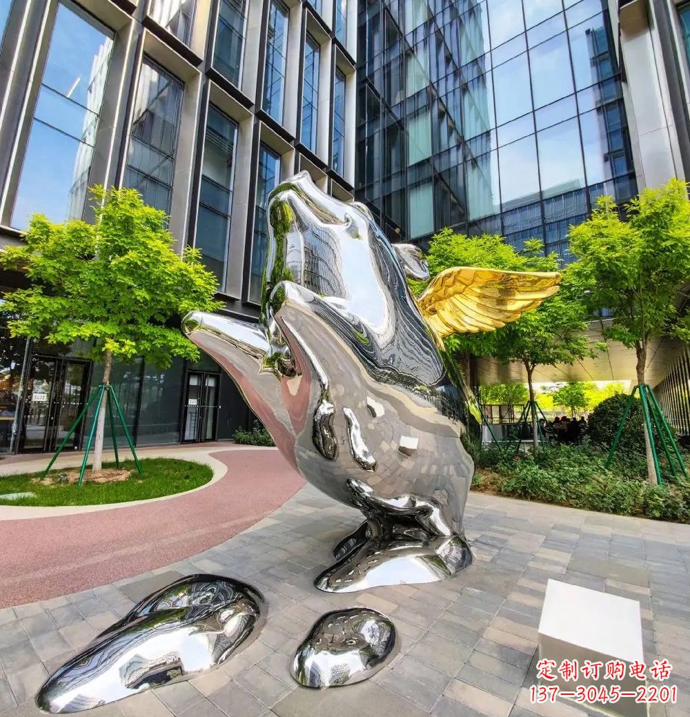 广西猪雕塑-酒店门口一只带翅膀不锈钢镜面猪雕塑