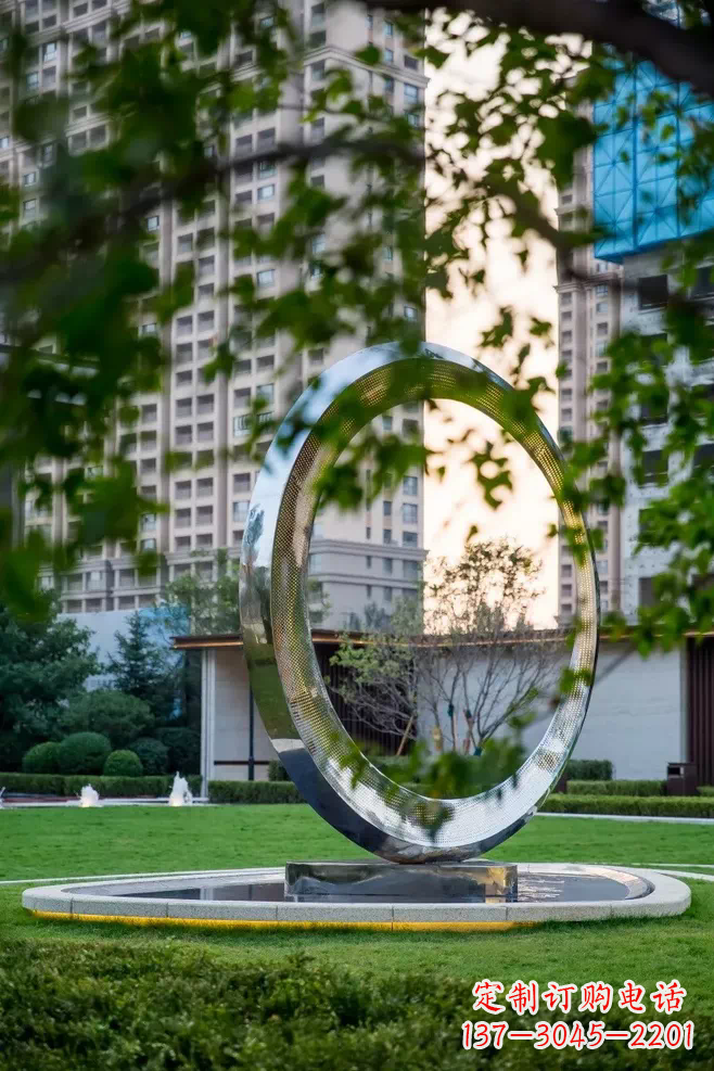 广西圆环雕塑-别墅草坪不锈钢镜面大型户外景观圆环雕塑
